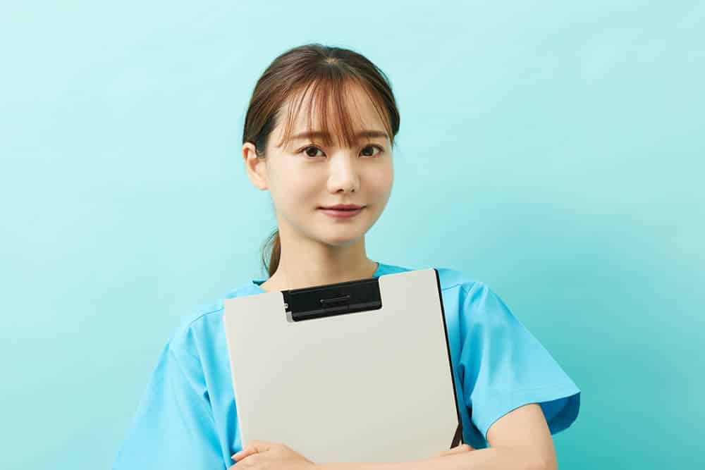 小鼻の膨らみには鼻孔縁挙上術が有効な理由を説明する看護師