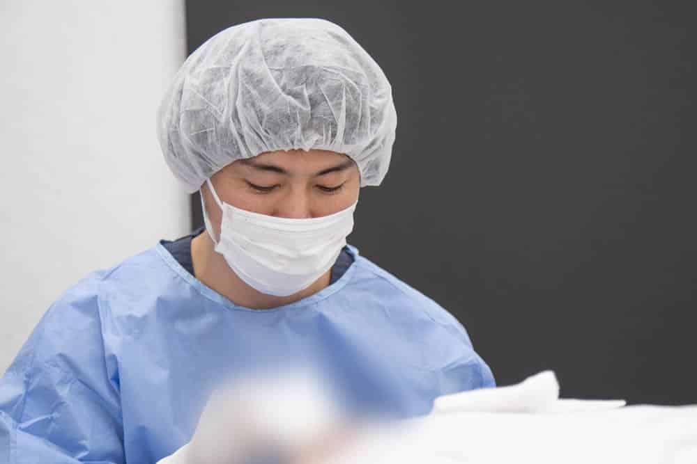 鼻柱挙上術の手術をしているところ