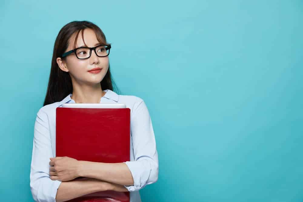 口角挙上術がお勧めな人を説明する看護師