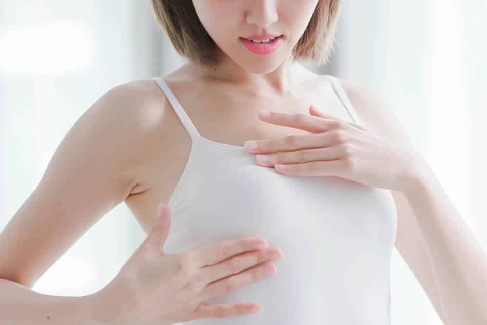 乳首を触っている女性