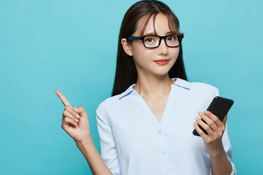 鼻孔縁軟骨移植術のお勧めの人を説明する女性