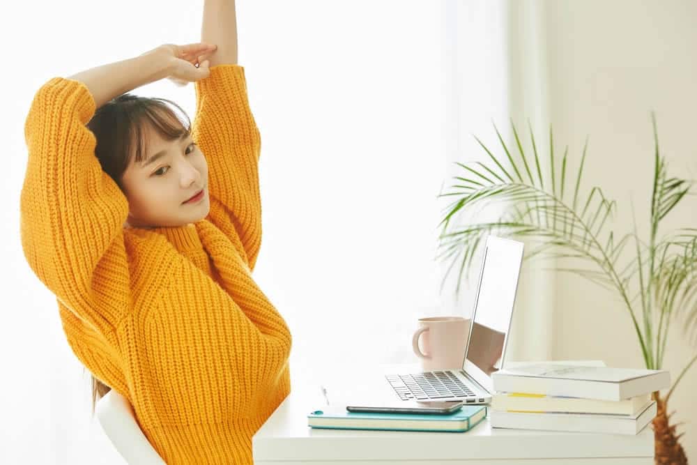 ピュアグラフトの後のダウンタイム中の女性