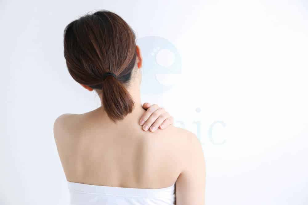 肩が凝っている女性