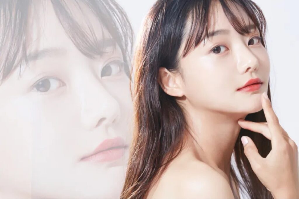 e-クリニックでおこなう瞼の脂肪取りの特徴を案内している女性