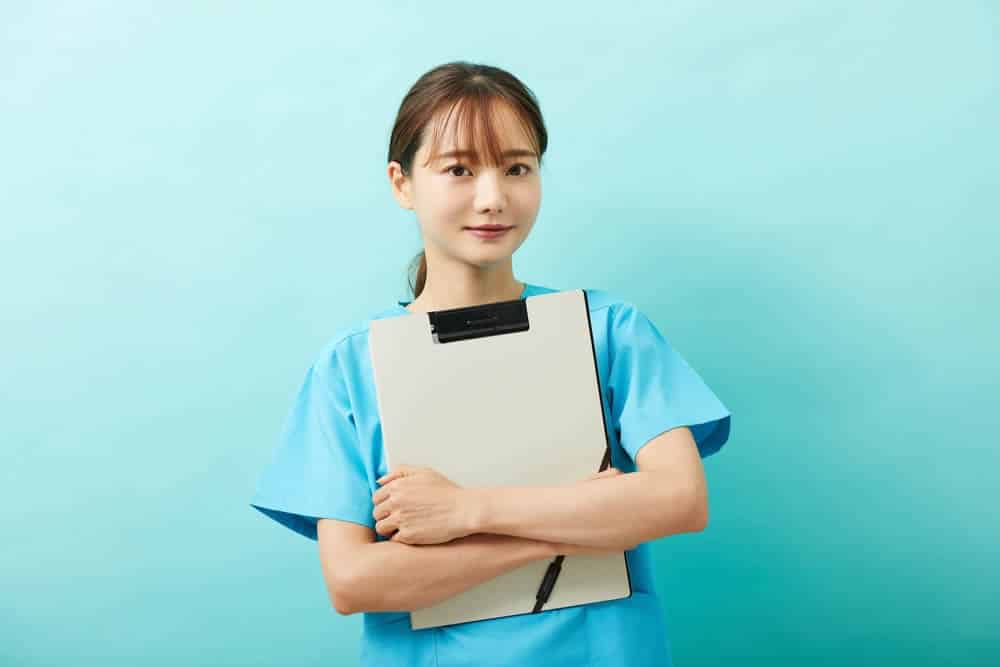 顔の脂肪吸引の特徴を説明する看護師