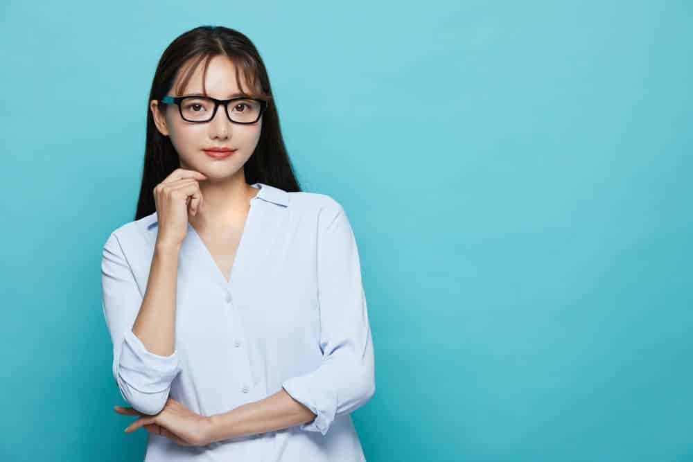 ヒアルロン酸によるしわ治療がお勧めな人を説明する看護師