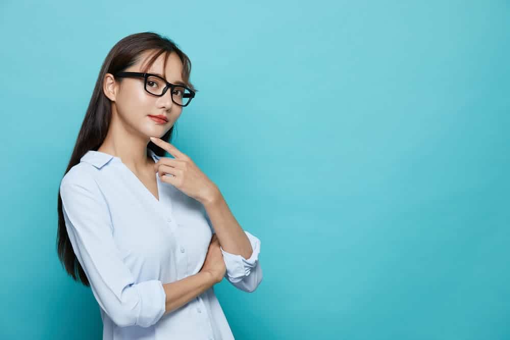 人中短縮術をおすすめしたい方を解説している女性
