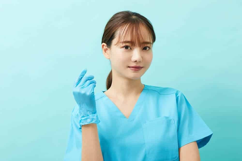 わし鼻修正のお勧めの人を説明する看護師
