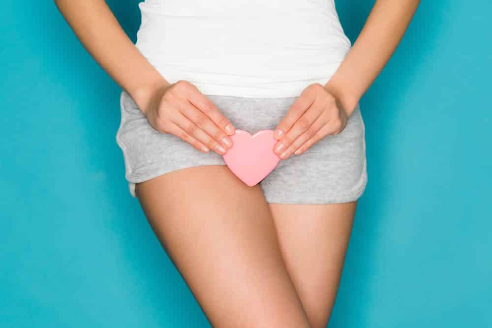 大陰唇を押さえている女性
