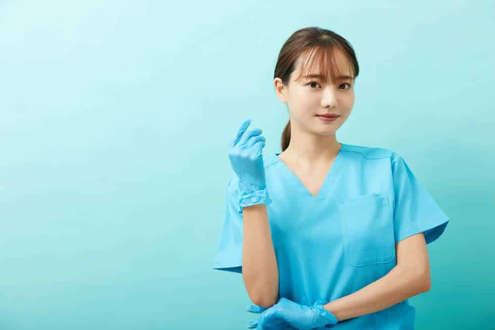 小鼻縮小手術がお勧めな人を説明する看護師