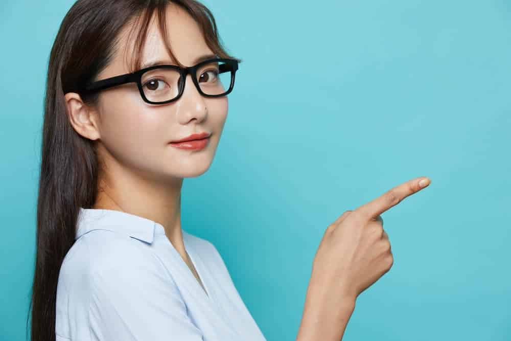 鼻中隔延長がおすすめの方を案内している女性