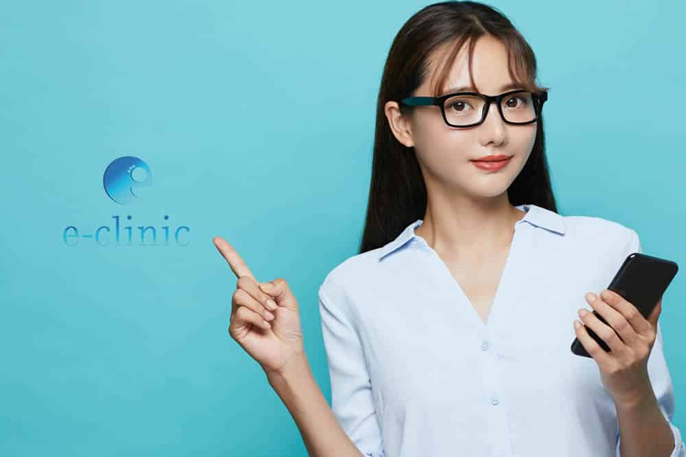 脂肪注入がおすすめな人を説明している看護師