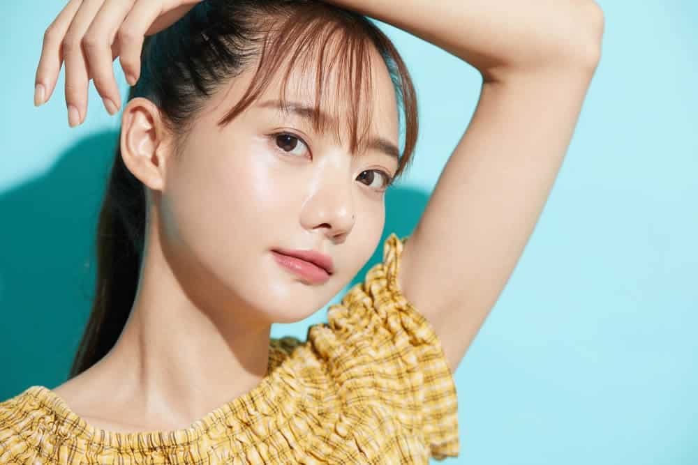 脇を見せる女性