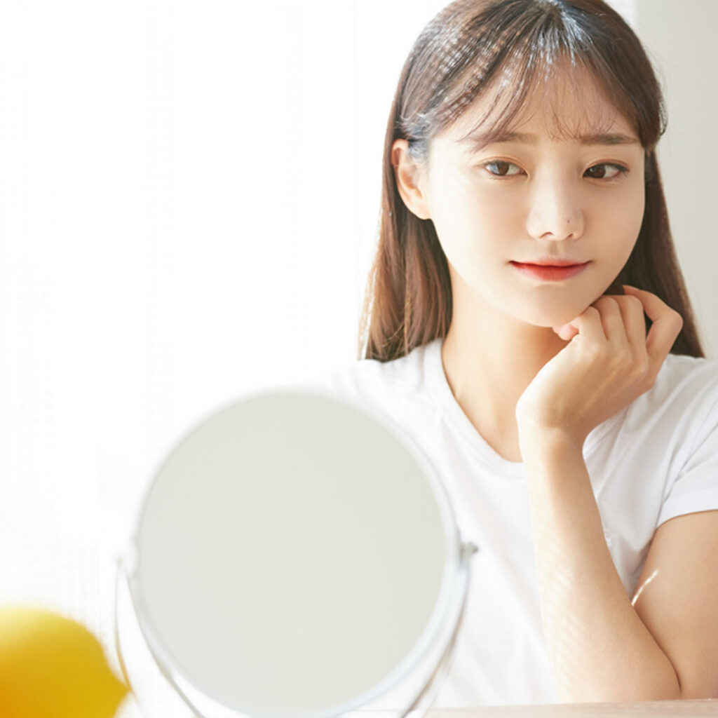 鏡を見る女性