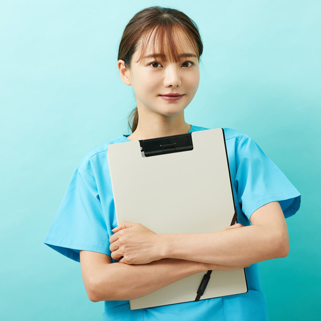 片目だけのクマ取りで失敗しないためにしたいことを説明している看護師