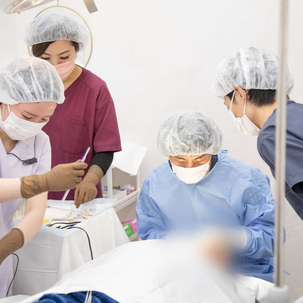 指導医が美容整形を教えている様子