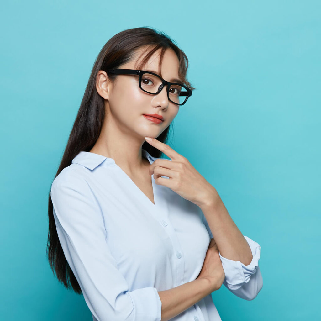 プロテーゼの名医を見極めるためのチェックポイントについて説明している看護師