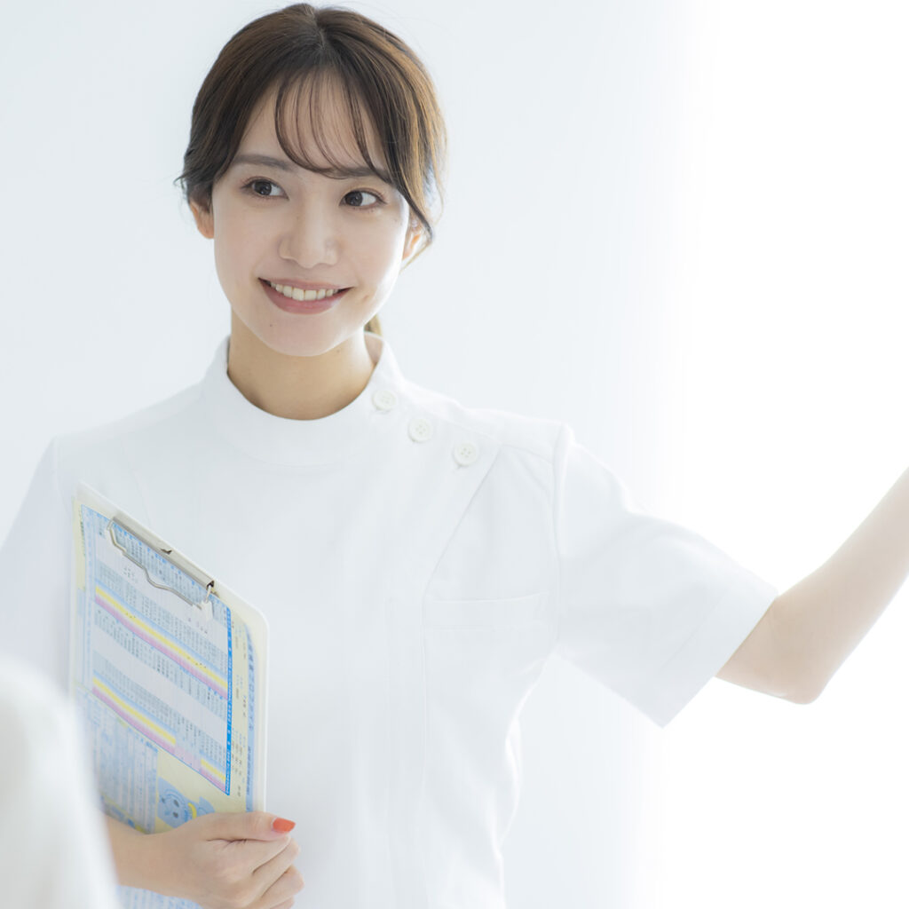 春休みに美容整形を受けるメリットを説明している看護師