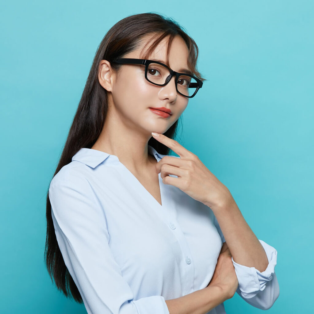 鼻整形の口コミ確認が必要な理由を説明している看護師