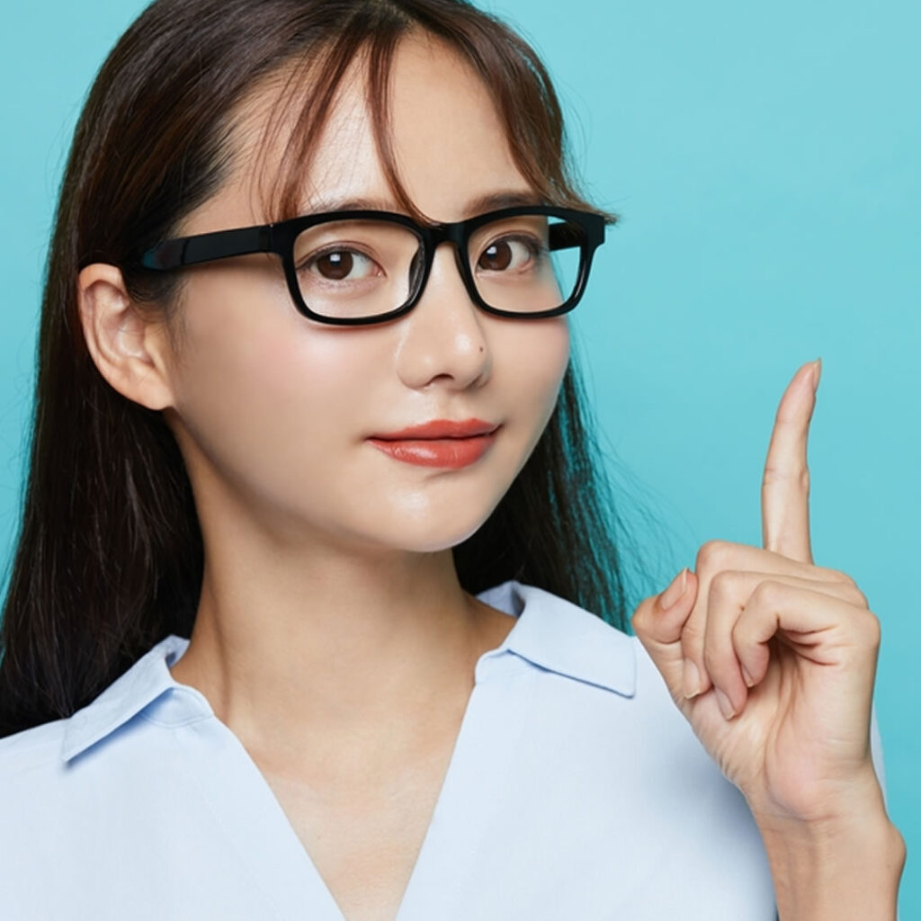 黒クマ治療の注意点を説明している看護師