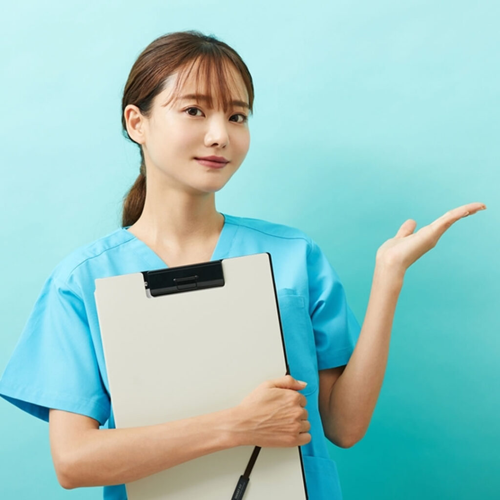 鼻整形の注意点を説明している看護師