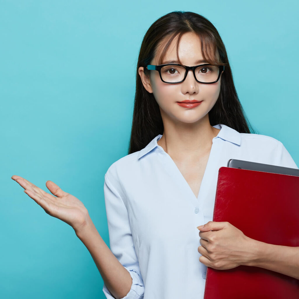 札幌のクマ取り事情について説明している看護師