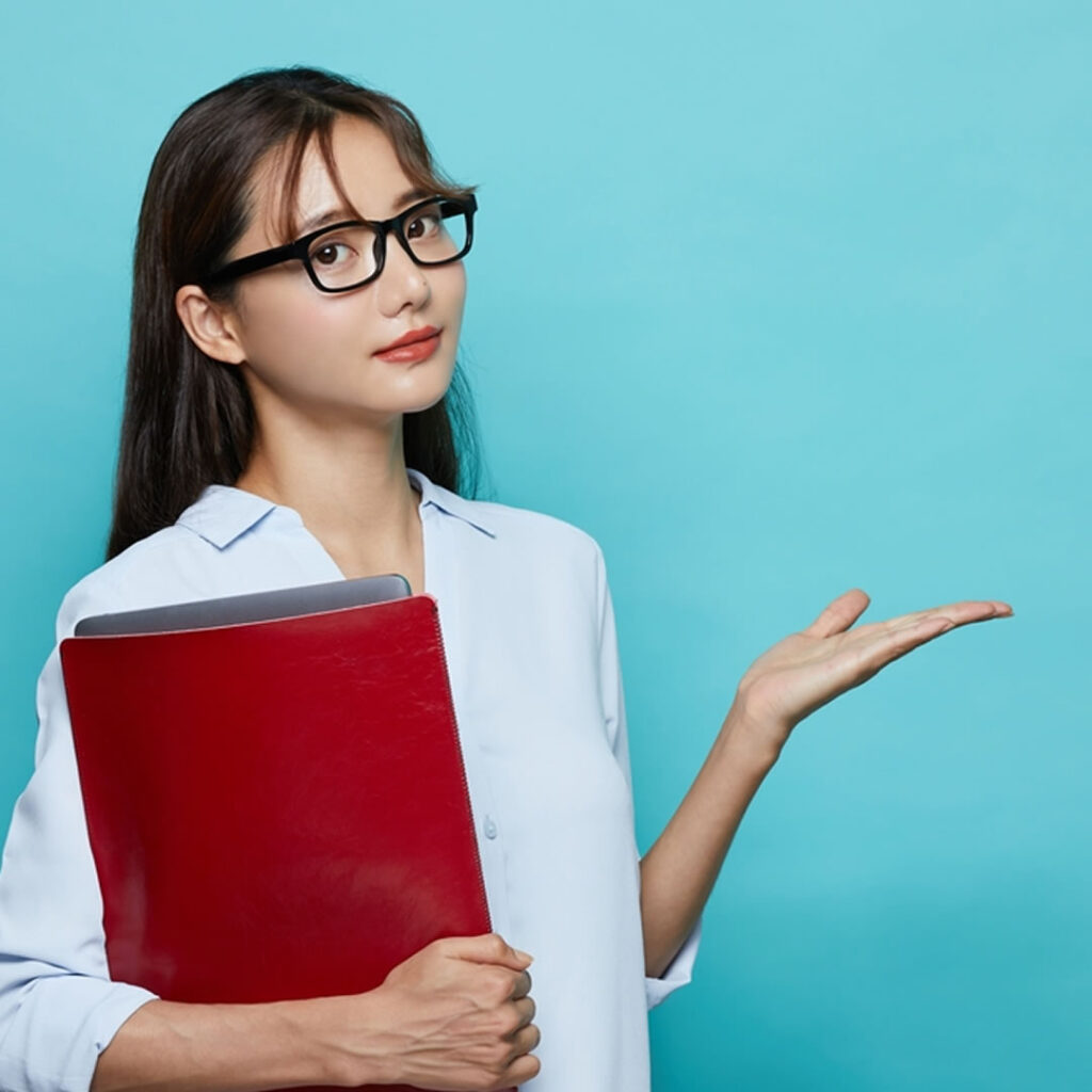 札幌で埋没法を受けるならeクリニックがおすすめな理由を説明している看護師