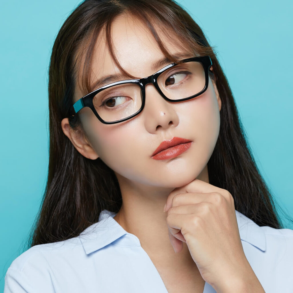 目の下のたるみの原因を説明する看護師