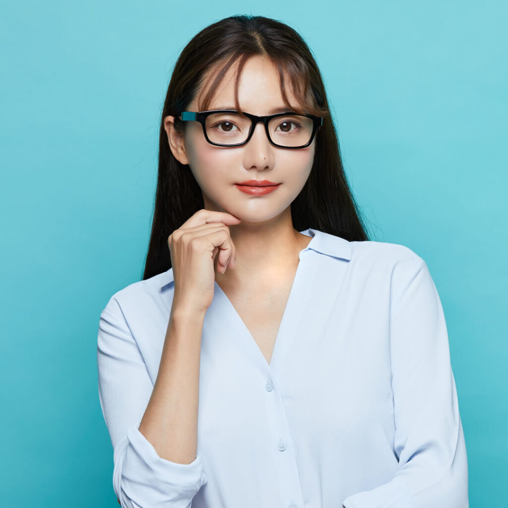 眼瞼下垂の改善方法を説明している看護師