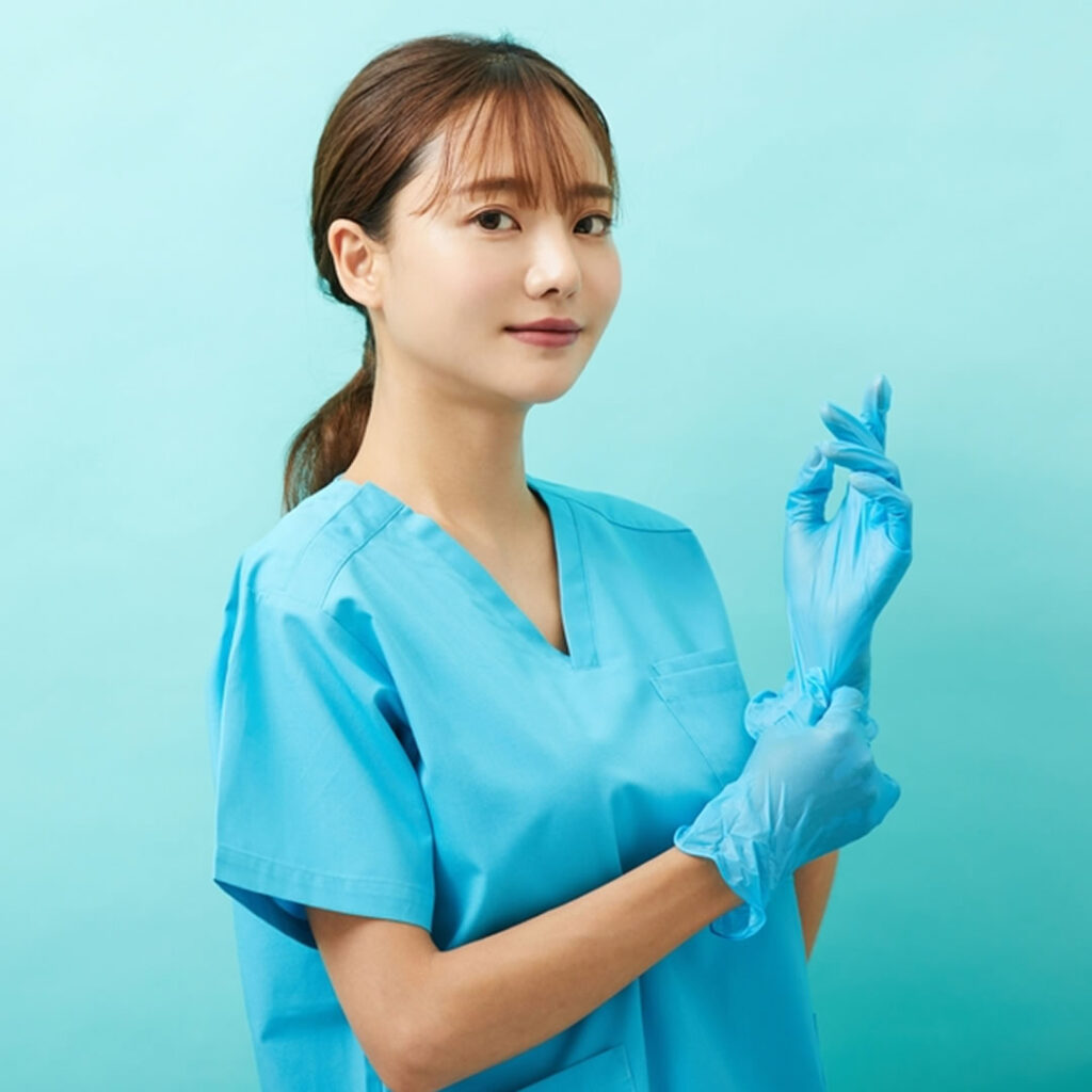 クマ取り施術後に気をつけるべき理由を説明する看護師