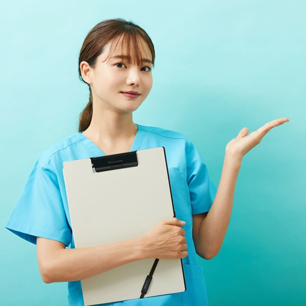 睫毛上皮膚切除のリスクを説明する看護師