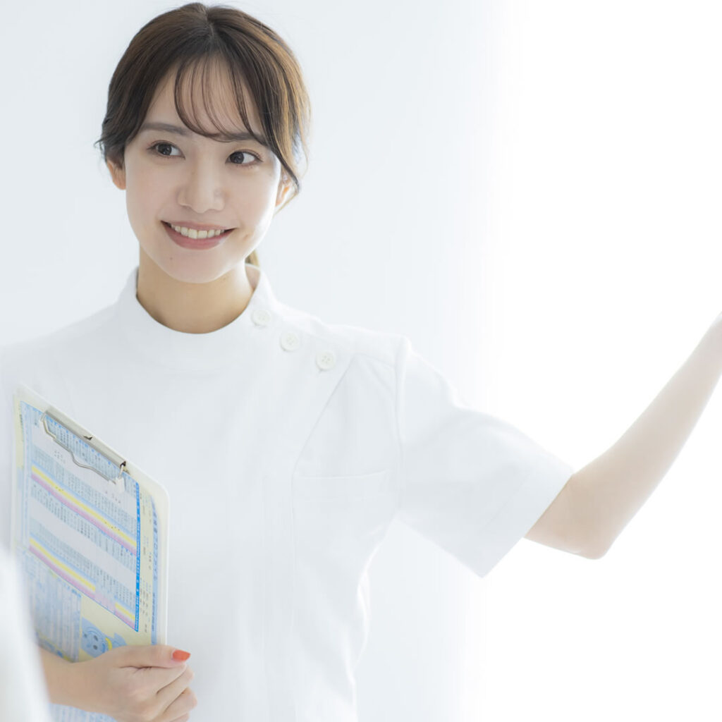 札幌で小陰唇縮小の名医を探す方法を説明している看護師