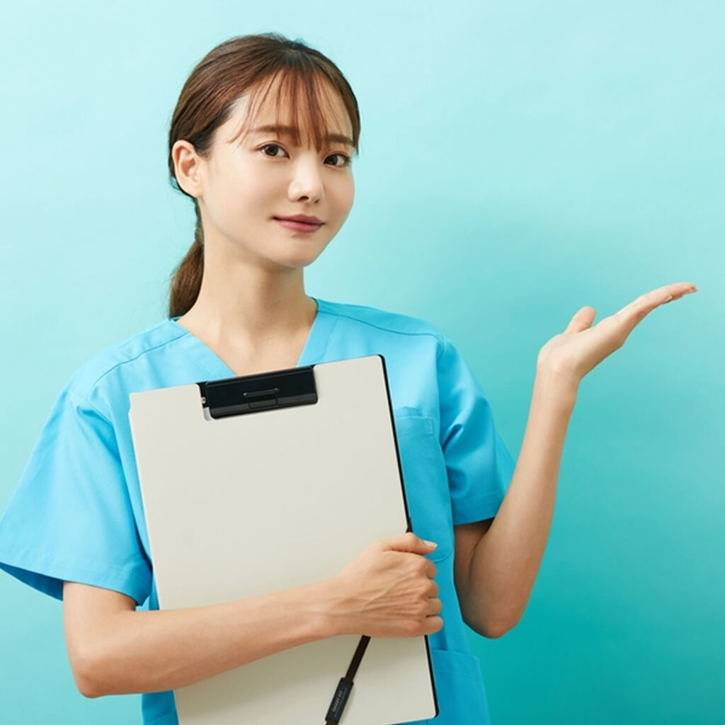 クマ取りで重大なリスクを避けるためのクリニック選びのポイントを説明している看護師