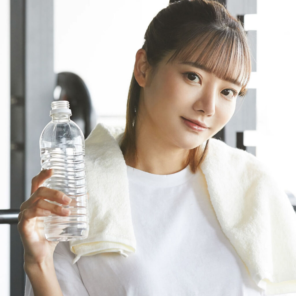 ジムで運動している女性