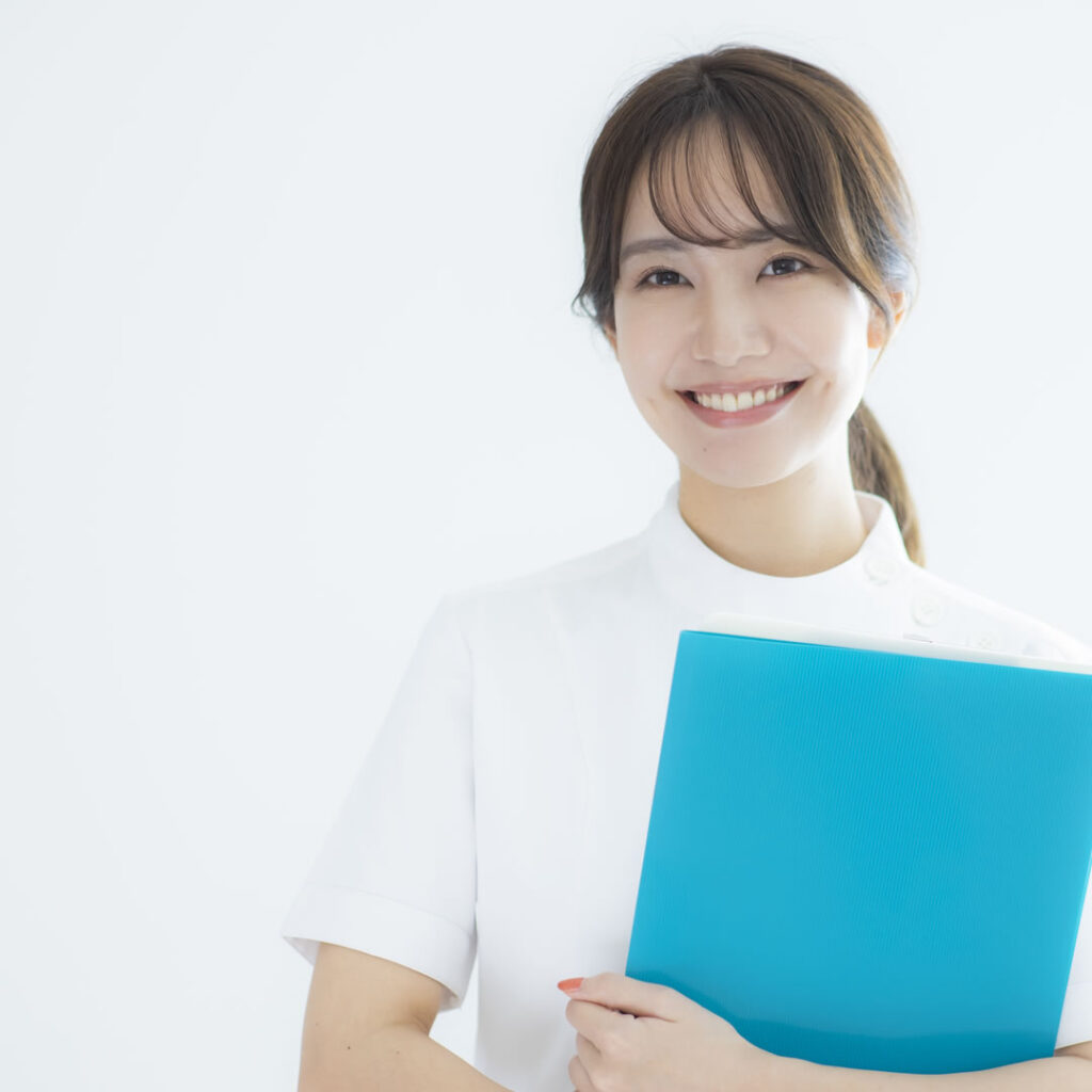 クマ取りの術後の注意点をしている看護師