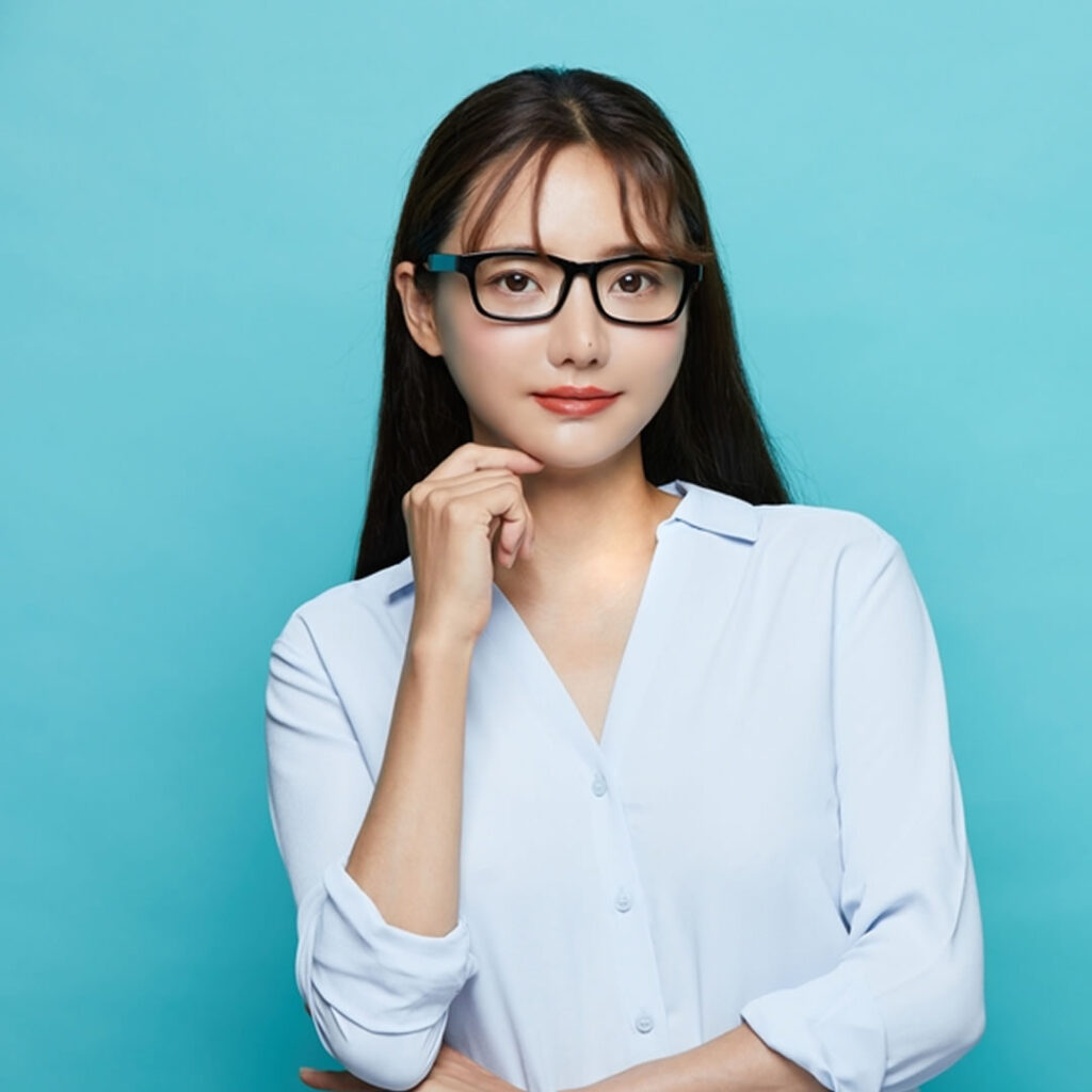 クマ取りで失敗しないためのポイントを説明している看護師