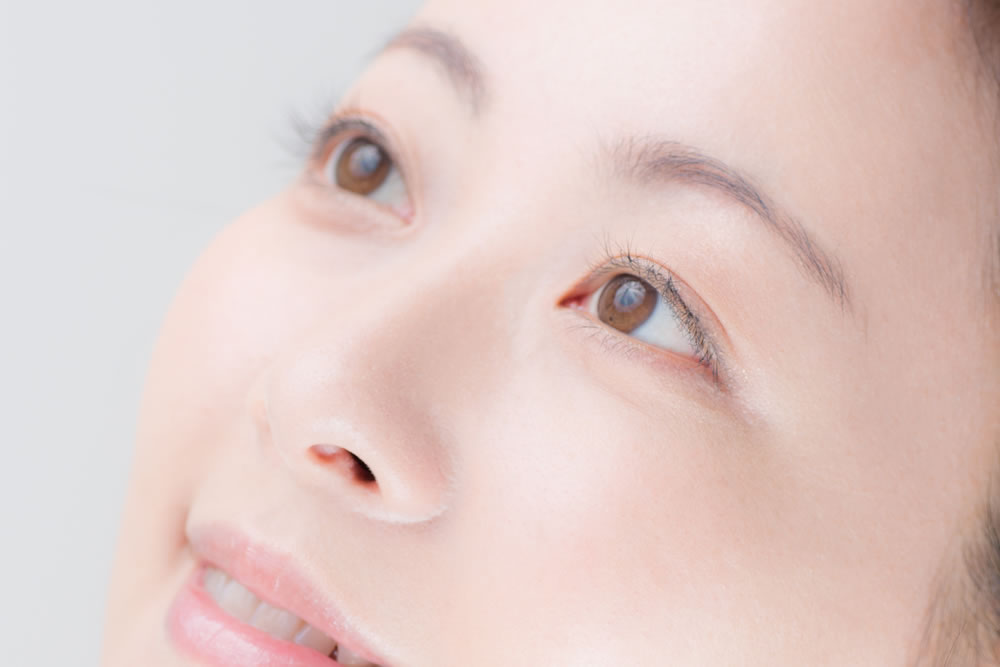 目の下のたるみが気になっている女性