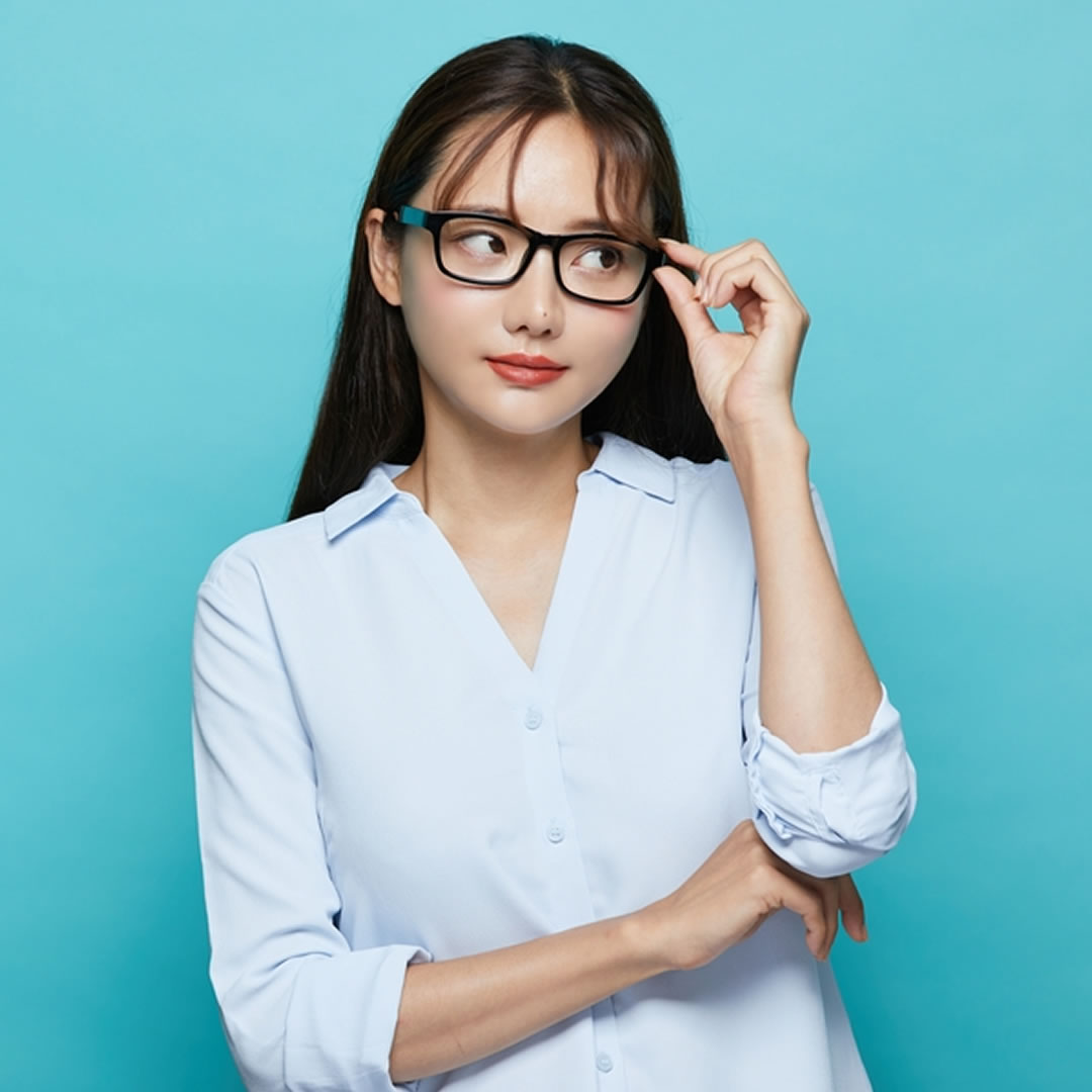 美容外科における痛みへの配慮を説明している看護師