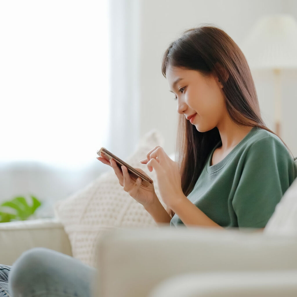 美容外科の口コミを確認している女性