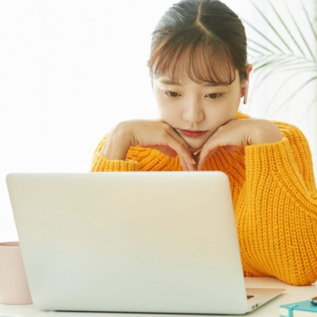 ネットで「札幌 クマ取り」と検索している女性