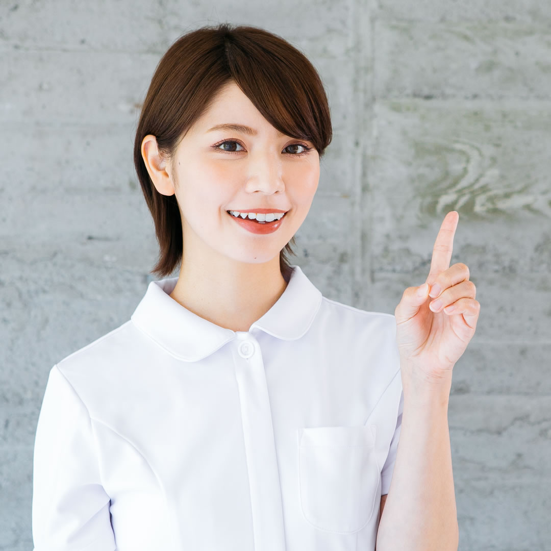 裏ハムラと表ハムラの違いを説明している看護師