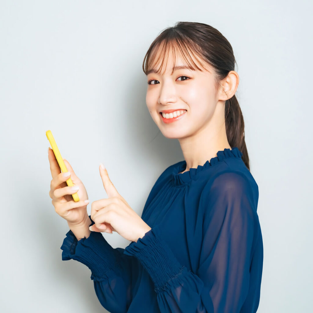 SNSを確認している女性