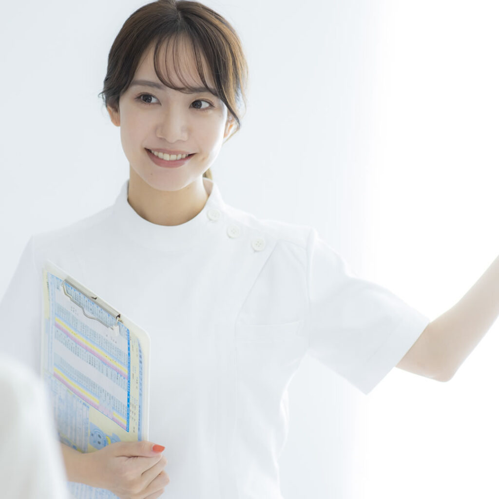 クマト取り手術の術後に気をつける事を説明している看護師