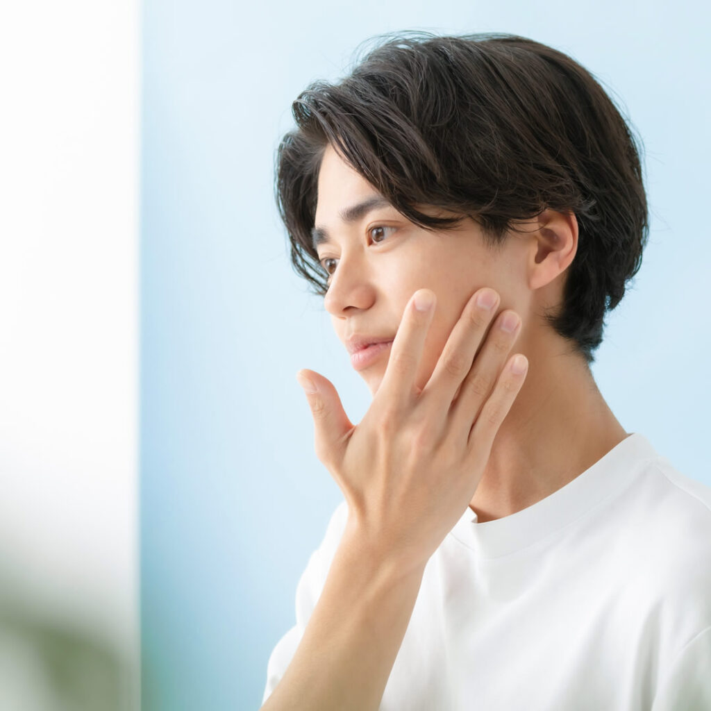 札幌で目の下のたるみを気にしている男性