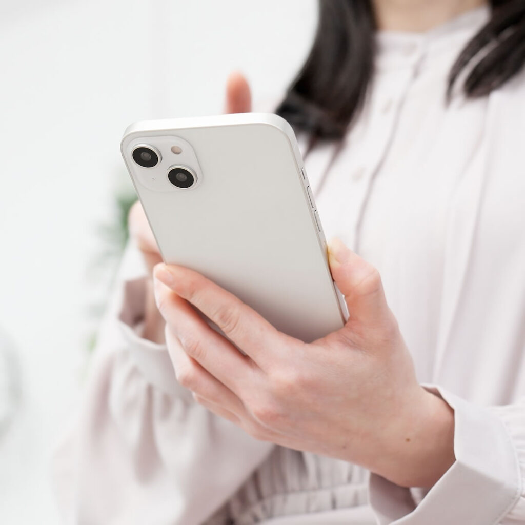 Googleの口コミを書いている女性