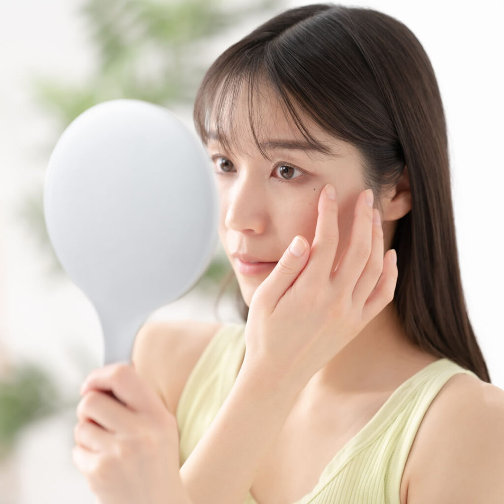 目の下のたるみが気になる女性