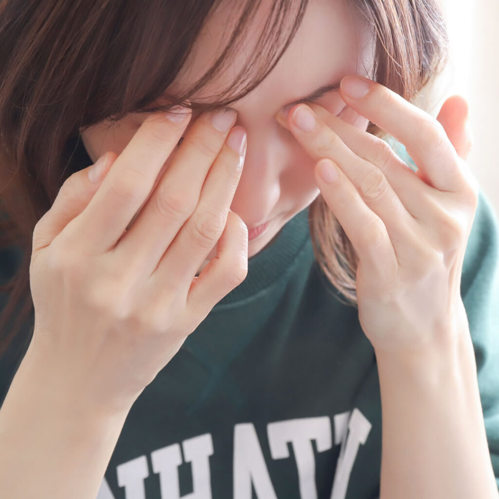 目ヤニに悩む女性