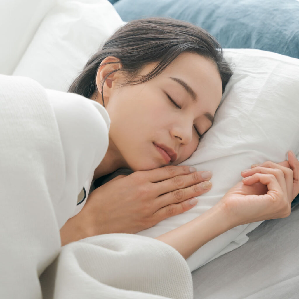 横向きで寝ている女性