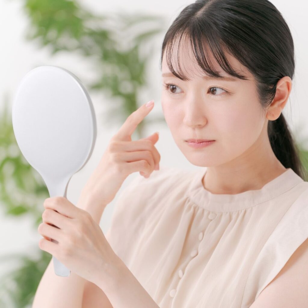 クマの手術後の目元が気になる女性